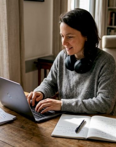 Une femme développe des projets en intelligence artificielle dans son open space.