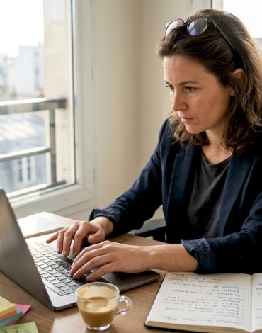 Un professionnel du marketing travaille sur son ordinateur portable pour gérer des campagnes basées sur l’intelligence artificielle.
