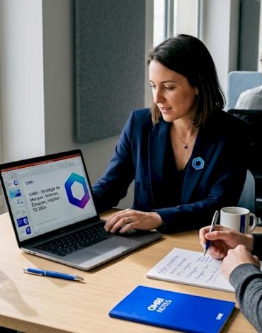 Des responsables marketing échangent au bureau sur les moyens d’identifier et de limiter les biais dans l’intelligence artificielle.
