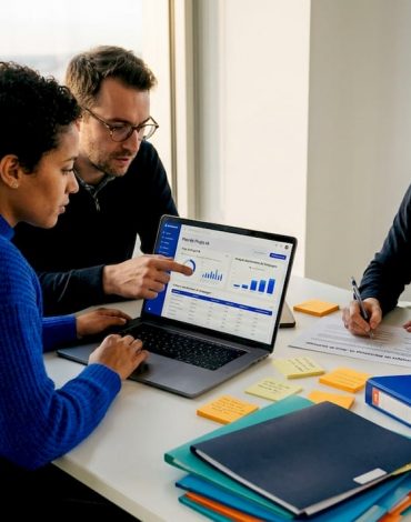 L’équipe se réunit pour élaborer ensemble des stratégies marketing innovantes basées sur l’intelligence artificielle.