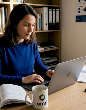 Une femme développe ses compétences en intelligence artificielle au travail.