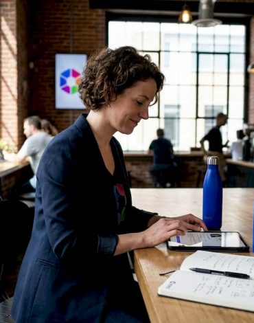 Un professionnel en entreprise consulte le profil d’un poste axé sur l’intelligence artificielle.