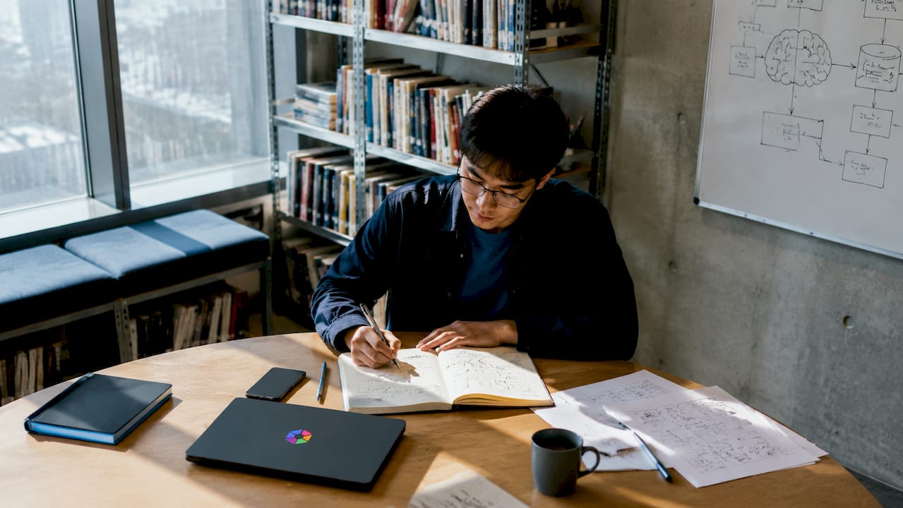 Un professionnel en train d’analyser les notes prises par des assistants intelligents