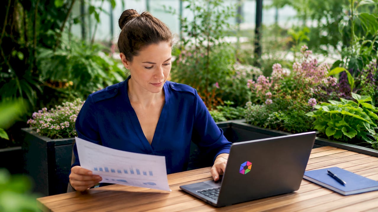 Jeune professionnelle des ressources humaines passionnée par l’intelligence artificielle